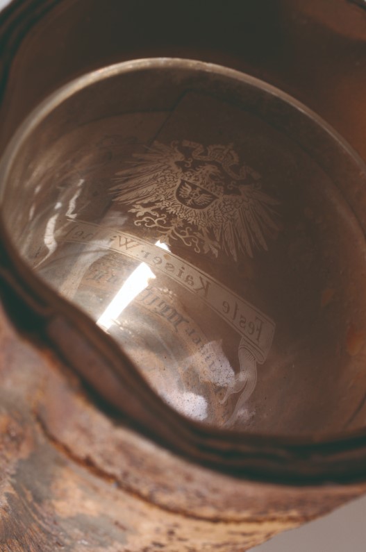 Le cylindre ouvert avec les objets à l'intérieur