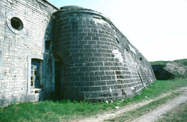 1886 LES RENFORCEMENTS : LE BÉTON ET DIVERSES MODIFICATIONS